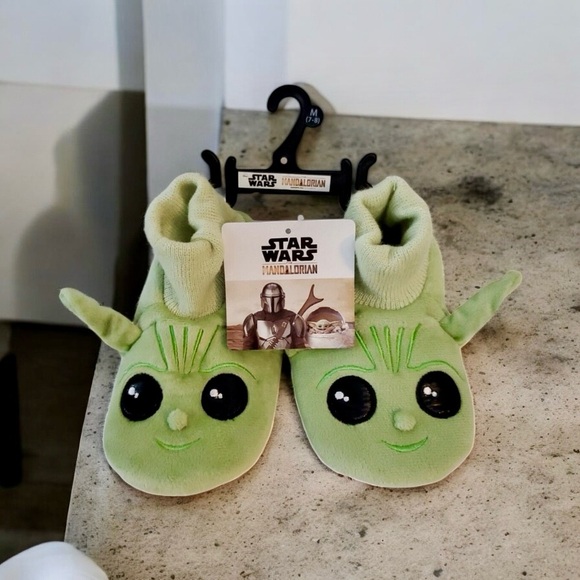 Star Wars Mandalorian Kids Green Slippers Disney NWT - Picture 1 of 3